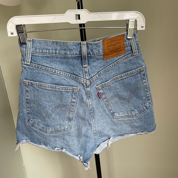 Levi’s Ribcage Shorts - Picture 3 of 4